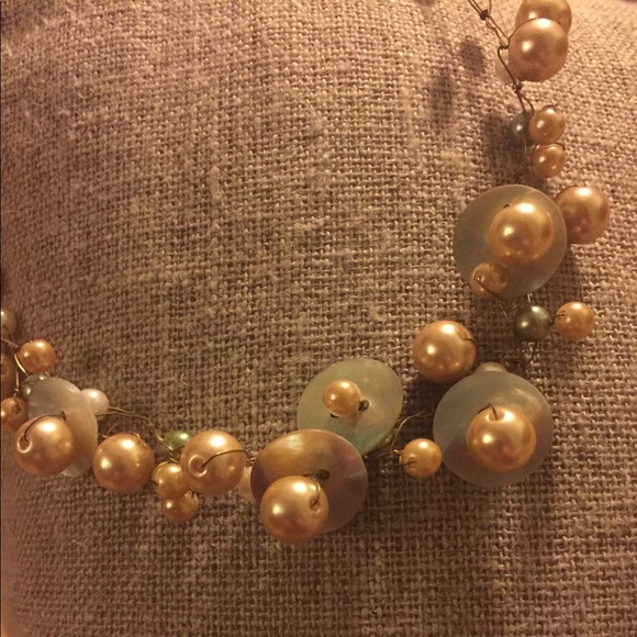 Artisan-made mother of pearl & gold wire necklace - Picture 7 of 8